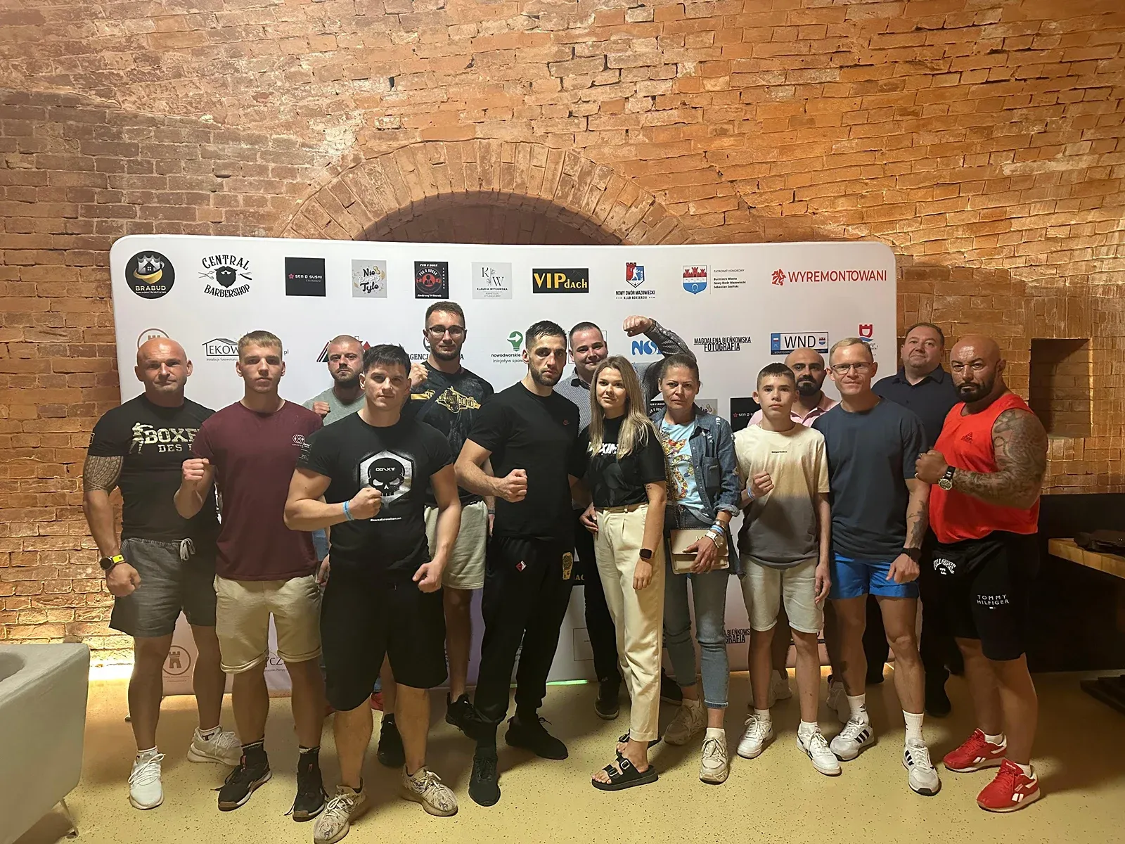 Zawodnicy przy ściance sponsorskiej gali