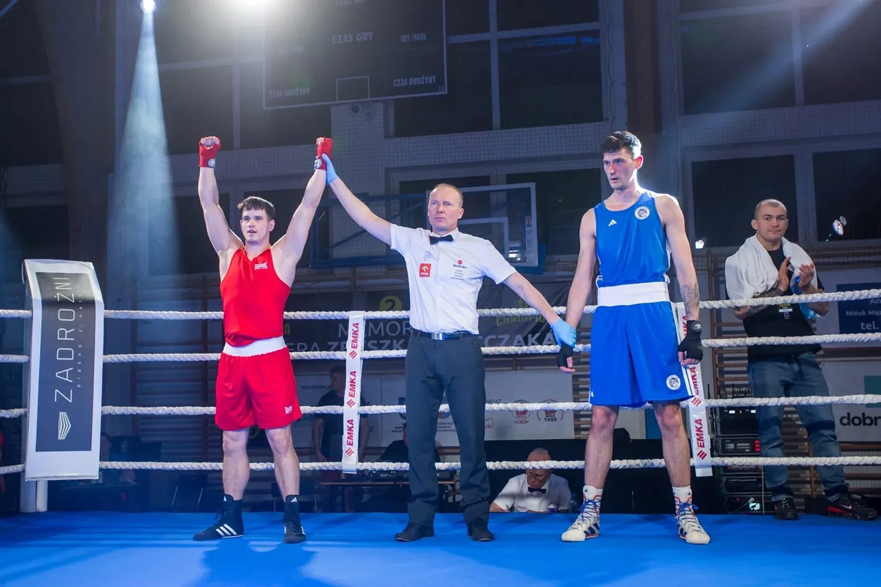 Bokser z uniesionymi rękami po zwycięstwie